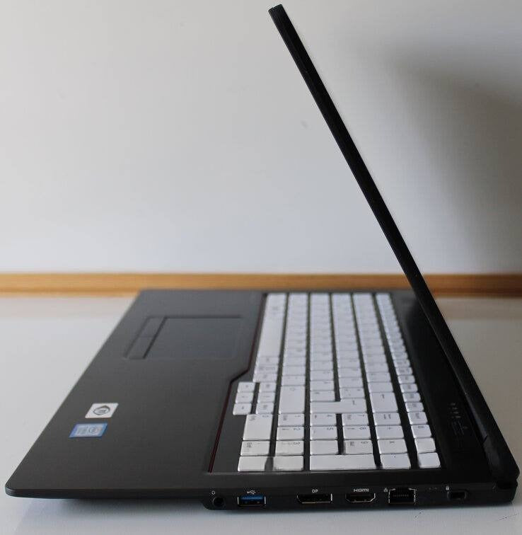 Лаптоп Fujitsu LifeBook U758 Клас A произведен в Япония